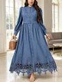 Vue détaillée d'une robe longue bleue avec broderie en dentelle complexe à l'ourlet. - 3XL / Haut Et Bas / Bleu