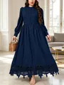 Détail de la robe longue bleu marine avec broderie en dentelle française et ceinture - 1XL / Haut Et Bas / Bleu Marine