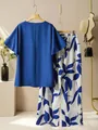 Zweiteiliges sommerliches Set mit blauem Kurzarm-Oberteil und bedruckter weiter Hose. - 2XL / Oberteil Und Unterteil / Blau