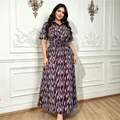 Elegantes Maxikleid in Übergröße mit geometrischem Druck und schickem Knotendetail - Burgunderrot