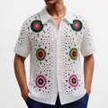 Polo de ganchillo blanco para hombre con coloridos patrones florales y diseño calado - M / Tops / Blanco