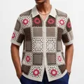 Polo vintage de punto de ganchillo para hombre con diseño de patchwork floral geométrico - M / Tops / Blanco