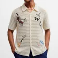 Gebreid herenoverhemd in crème met geborduurde bloemen en open kraag vakantiestijl. - M / Tops / Abrikoos
