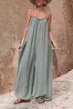 Modèle portant une combinaison fluide en coton et lin vert sauge pour un style resort chic - S / Combinaisons / Bleu clair