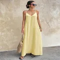Volledig aanzicht van een gele mouwloze maxi-jurk met V-hals in een getextureerde zomerstijl - S / Top And Bottom / Geel