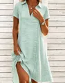 Nahaufnahme des grün-weiß gestreiften Sommerkleides mit V-Ausschnitt für Damen - S / Oberteil und Hose / Hellgrün