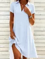 Detailansicht eines blau-weiß gestreiften Kurzarm-Sommer-Minikleides mit V-Ausschnitt. - S / Oberteil und Hose / Himmelblau