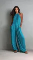Eleganter türkisfarbener plissierter Halter-Jumpsuit mit weitem Bein für den Urlaub - Blaugrün