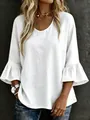 Detailweergave van de elegante ruches op een witte linnen blouse met klokmouwen. - S / Tops / Wit