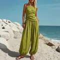 Dames tweedelige set met groene one-shoulder top en losse harembroek op het strand - S / Top And Bottom / Geelgroen