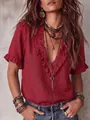 Détail d'une blouse rouge rétro en lin à col en V avec des bords à volants élégants - S / Hauts / Rouge Foncé