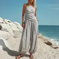 Volledig overzicht van de dames set met one-shoulder top en pofbroek op een zonnig strand - S / Top And Bottom / Lichtgrijs
