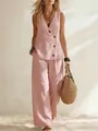 Modèle portant un gilet en lin rose et un pantalon large dans une scène de plage. - Rose
