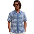 Stijlvol vintage heren poloshirt van blauw en wit haakwerk met etnisch bloemenmotief - M / Tops / Lichtblauw
