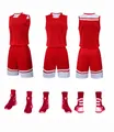Detalle del conjunto de camiseta y pantalón corto de baloncesto rojo con calzado - 3XS / Top Y Pantalón / Rojo