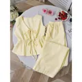 Elegante set estivo a righe gialle con gilet con lacci e pantaloni a gamba larga. - Taglia S / Top E Pantaloni / Giallo
