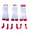 Conjunto de camiseta de baloncesto blanca con detalles en rojo y azul en varios ángulos - 3XS / Parte Superior e Inferior (L036) / Blanco