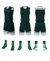 Vista detallada del conjunto de baloncesto verde oscuro y calzado deportivo a juego - 3XS / Top Y Pantalón / Verde Oscuro