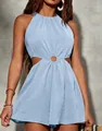 Elegante pagliaccetto celeste con scollo all'americana e dettaglio cut-out in vita - Celeste