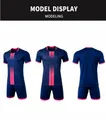 Vista detallada multiángulo del uniforme de fútbol azul marino con patrones de rayas rosas - 4XS / Top Y Pantalón / Azul zafiro