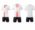 Vista detallada del conjunto de camiseta de fútbol blanca con rayas naranjas y pantalón - 4XS / Top Y Pantalón / Blanco