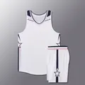 Completo da basket bianco con dettagli blu scuro e rosa e motivo a stelle - 3XS / Top E Pantaloni / Bianco Chiaro/Rosa
