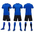 Vista detallada de la equipación de fútbol azul con pantalones, medias y botas de deporte. - 20 / Top Y Pantalón / Azul Real