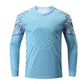Dettaglio della maglia da portiere azzurra con imbottitura protettiva ottagonale sul petto - Celeste