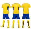 Vista en tres ángulos del kit de fútbol amarillo y azul con camiseta, pantalones y medias - 20 / Top Y Pantalón / Amarillo