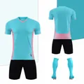 Hellblaues und rosa Fußballtrikot-Set mit schwarzen Shorts und passenden Socken für Training - Glänzendes Blau
