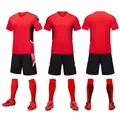 Conjunto de fútbol rojo y negro con camiseta, pantalón corto, medias y botas. - 20 / Top Y Pantalón / Rojo