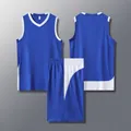 Completo da basket blu e bianco, stile americano con spalle strette per sportivi - blu colorato