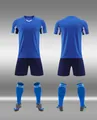 Vorder- und Rückansicht eines blauen Profi-Fußballtrikot-Sets mit Trikot und Shorts. - Königsblau