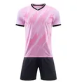 Vista detallada de camiseta de fútbol rosa con estampado y pantalones cortos negros - Niños 3XS / Top Y Pantalón / Rosa
