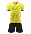 Vista completa della maglia da calcio gialla con motivo a fulmini e pantaloncini - Giallo