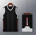 Detalle del conjunto de camiseta y pantalón de baloncesto negro con detalles rojos - 3XS / Top Y Pantalón / Negro