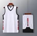 Vista detallada del conjunto de baloncesto blanco con detalles en negro y rojo. - 3XS / Top Y Pantalón / Blanco