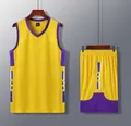 Vista detallada de un conjunto de camiseta y pantalón de baloncesto amarillo y lila - 3XS / Top Y Pantalón / Amarillo