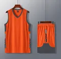 Dettaglio del completo da basket arancione con pannelli laterali grigi a contrasto - Arancione