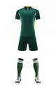 Vista dettagliata della divisa da calcio verde scuro con maglia, pantaloncini e calzettoni - Verde Scuro