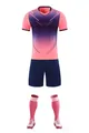 Vista completa del kit con maglia, pantaloncini blu, calze a righe e scarpe da calcio. - Rosa chiaro