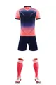 Vue détaillée du kit de football complet comprenant maillot, short et bas - Rose fluorescent