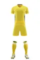Vista dettagliata del completo da calcio giallo traspirante comprensivo di maglia e pantaloncini. - Giallo