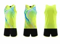 Conjunto de running de atletismo verde neón con camiseta y pantalón corto, vista de tres ángulos. - Verde Fluorescente