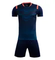 Detailoverzicht van marineblauw voetbaltenue met oranje accenten in V-hals - Saffierblauw