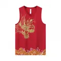 Vista detallada de camiseta deportiva roja con dragón dorado y patrones de olas - M / Tops / Rojo
