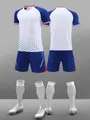 Detalle del conjunto de fútbol transpirable en blanco y azul con pantalones y medias - Blanco