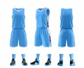 Detaillierte Ansicht des hellblauen Basketball-Trikots und Shorts-Sets mit passenden Schuhen - 3XS / Oberteil Und Unterteil / Hellblau