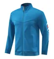 Detailansicht einer blauen Langarm-Sportjacke mit einem Stehkragen und Ärmeldruck. - 3XS / Oberteil Und Unterteil / Smaragdgrün