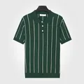Polo rayé vert foncé pour hommes en soie glacée avec col boutonné et manches courtes - M / Hauts / Vert
